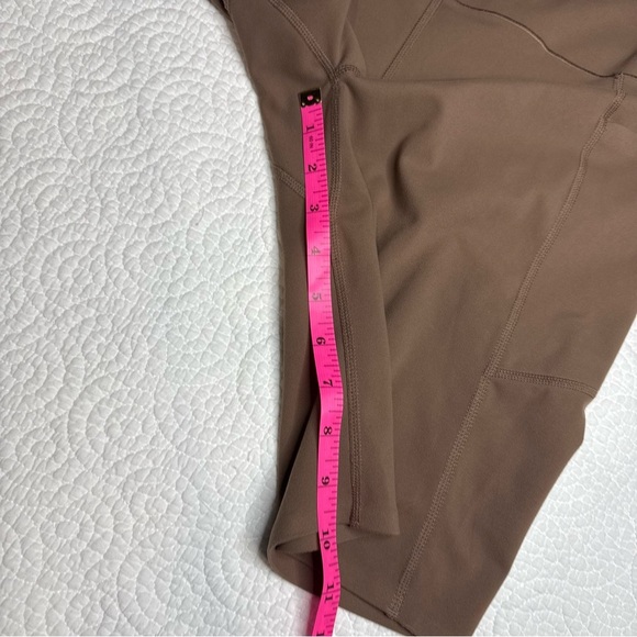 Uniqlo Brown Bike Shorts with Streamlined Design and Stretchy Fabric - Picture 6 of 9